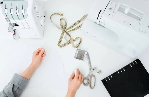 Bovenaanzicht Van Kleermakers Werkplek Tailors Handen Bereiden Zich Voor Het — Stockfoto