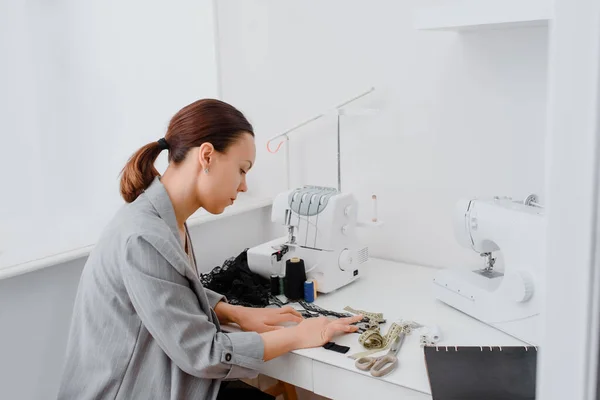 Nadelfrau Arrangiert Ihren Arbeitsplatz Auf Dem Tisch Mit Overlock Maschine — Stockfoto