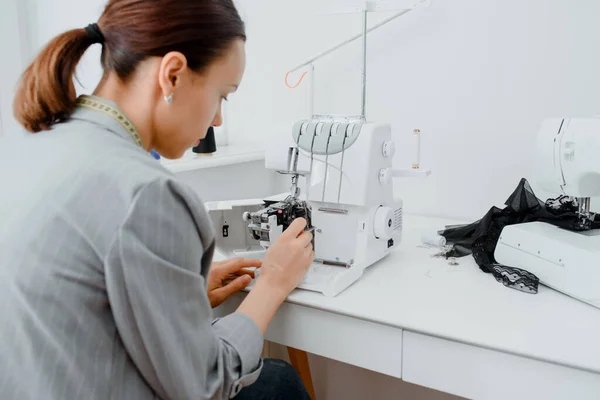 Interior Overlock Machine Serger Concept Female Tailor Introducing Thread Overlock — Photo