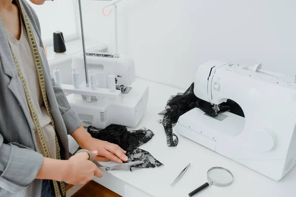 Jeune Femme Tailleur Coupe Avec Des Ciseaux Morceau Matériau Noir — Photo