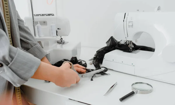 Junge Schneiderin Schneidet Ihrer Weißen Mini Werkstatt Mit Der Schere — Stockfoto