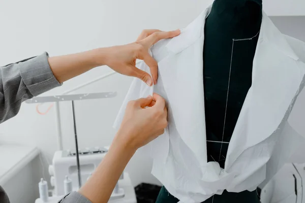 Primo Piano Della Giovane Sarta Donna Sta Organizzando Una Camicia — Foto Stock