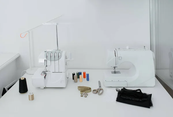 Creativ Tailor Workplace Close Sewing Overlock Machines Spool Thread Scissors — Photo