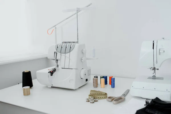 Creativ Tailor Workplace Close Sewing Overlock Machines Spool Thread Scissors — Stock Photo, Image