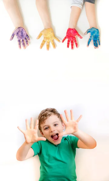 Close Bambino Sorriso Ridere Alla Fotocamera Sfondo Bianco Con Mani — Foto Stock