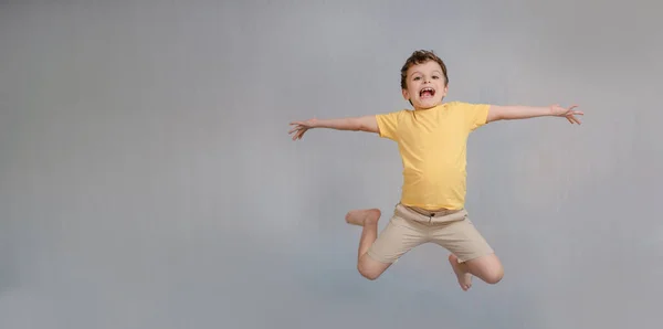 Gyerekkor Vicces Fogalom Boldog Kisfiú Sárga Pólóban Szabad Hellyel Neked — Stock Fotó