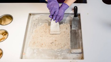 Mala tutan ve nefis dondurmalar yapan adamın ellerini kapat.