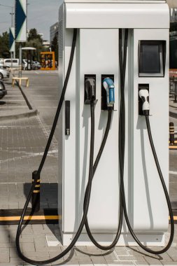 Elektrikli arabalar için park yerindeki şarj istasyonunu kapatın.