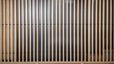 Ahşap tahtalardan ilginç bir duvar düzenli olarak cam üzerinde düzenlenir. Doku arkaplan kavramı