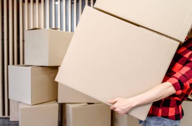 Kopya alanı olan karton kutuyu tutan bir adamın ellerini kapat.