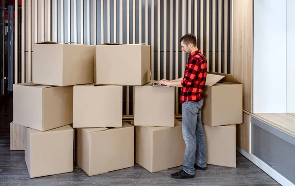Young Man Entrepreneur Businessman Had Closed His Business Moved All — Stock Photo, Image