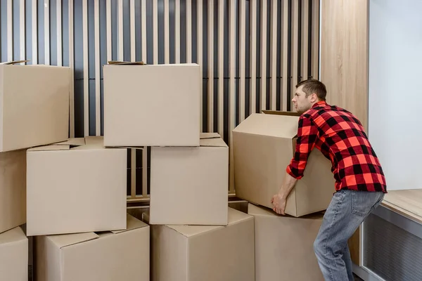 Rückansicht Eines Jungen Mannes Kurier Arrangiert Die Pappkartons Pakete Und — Stockfoto