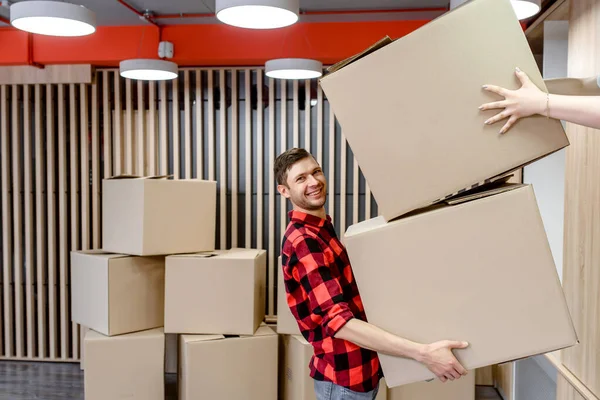 Junger Mann Zieht Ein Neues Büro Bekommt Einen Karton Von — Stockfoto