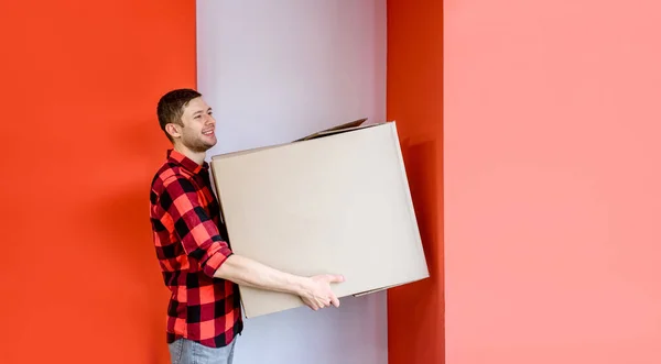 Young Man Courier Holding Cardboard Box Post Office Store Red — Stock Photo, Image