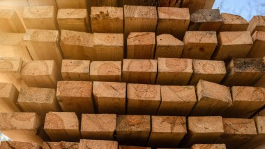 Ahşap arka. Tahta yığını. Kesme tahtaları için depo tahtaları. Tahta kereste yığını.. 