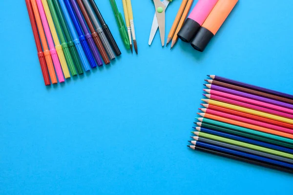 Fournitures Scolaires Sur Fond Bleu Concept Retour École Marqueurs Crayons — Photo