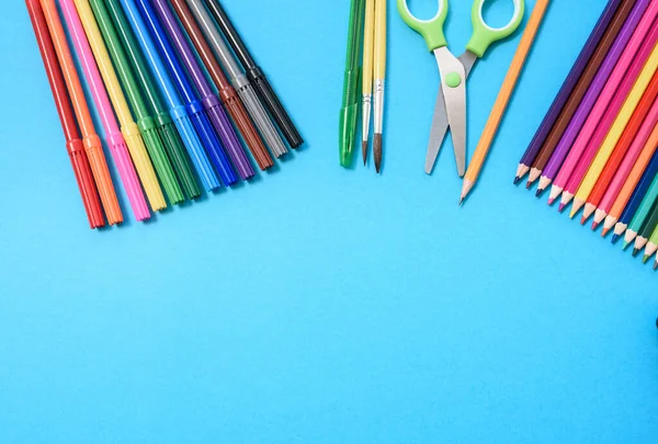 Fournitures Scolaires Sur Fond Bleu Concept Retour École Marqueurs Crayons — Photo