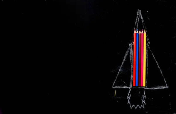 Вернемся Школьной Концепции Рисование Ракеты Цветных Карандашей Доске Пространство Копирования — стоковое фото