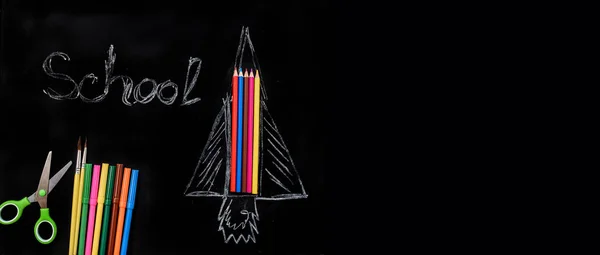 Zurück Zum Schulkonzept Rakete Aus Buntstiften Auf Eine Tafel Zeichnen — Stockfoto