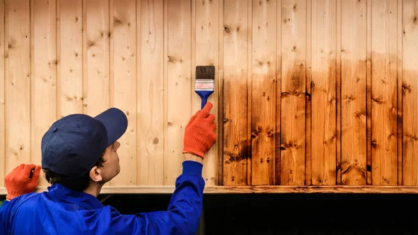 Rückansicht Eines Jungen Mannes Bauarbeiter Malen Mit Pinsel Eine Holzwand — Stockfoto