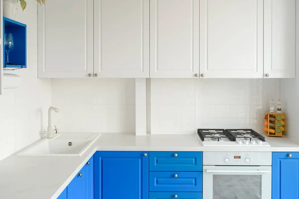 Interiér Moderní Světlé Kuchyně Bílým Modrým Šatníkem — Stock fotografie