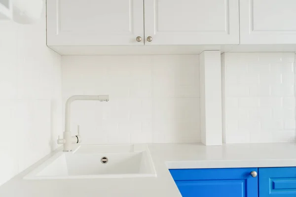 Interiér Moderní Světlé Kuchyně Bílým Modrým Šatníkem — Stock fotografie