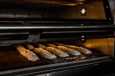 Bir fırın imalatında ekmek ekmeği pişirme işlemini kapat. Elektrikli fırında gagalı ekmek.