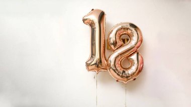 Beyaz duvarda 18 yıllık balonlar. Yetişkinlik kavramı