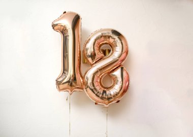 Beyaz duvarda 18 yıllık balonlar. Yetişkinlik kavramı