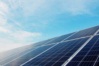 Fotovoltaik enerji santrali. Mavi gökyüzü arka planında güneş fotovoltaik panelleri. Gezegen kavramını sakla. Yeşil enerji konsepti. Güneş enerjisi endüstrisi