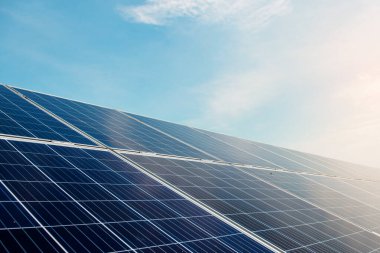 Fotovoltaik enerji santrali. Mavi gökyüzü arka planında güneş fotovoltaik panelleri. Gezegen kavramını sakla. Yeşil enerji konsepti. Güneş enerjisi endüstrisi