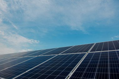 Fotovoltaik enerji santrali. Mavi gökyüzü arka planında güneş fotovoltaik panelleri. Gezegen kavramını sakla. Yeşil enerji konsepti. Güneş enerjisi endüstrisi