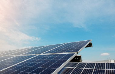 Fotovoltaik enerji santrali. Mavi gökyüzü arka planında güneş fotovoltaik panelleri. Gezegen kavramını sakla. Yeşil enerji konsepti. Güneş enerjisi endüstrisi