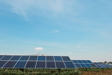Fotovoltaik enerji santrali. Mavi gökyüzü arka planında güneş fotovoltaik panelleri. Gezegen kavramını sakla. Yeşil enerji konsepti. Güneş enerjisi endüstrisi