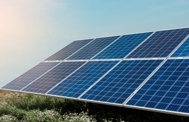 Fotovoltaik enerji santrali. Mavi gökyüzü arka planında güneş fotovoltaik panelleri. Gezegen kavramını sakla. Yeşil enerji konsepti. Güneş enerjisi endüstrisi