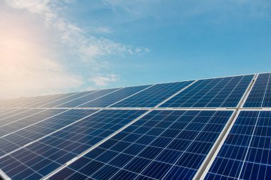 Fotovoltaik enerji santrali. Mavi gökyüzü arka planında güneş fotovoltaik panelleri. Gezegen kavramını sakla. Yeşil enerji konsepti. Güneş enerjisi endüstrisi