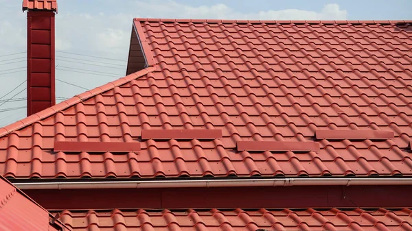 Toit Rouge Carreaux Métal Sur Ciel Bleu — Photo