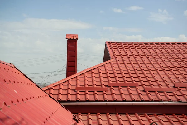 Czerwony Dach Metalowej Dachówki Błękitnym Niebie — Zdjęcie stockowe