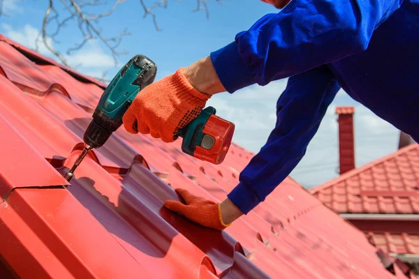 Primo Piano Giovane Lavoratore Blu Generale Fissare Tetto Piastrelle Metallo — Foto Stock