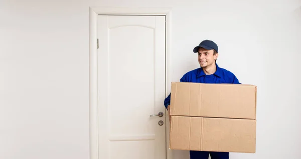 Junger Glücklicher Zusteller Blauer Uniform Versendet Ein Paket Für Den — Stockfoto