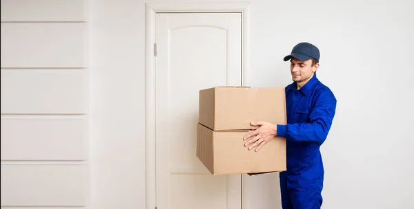 Junger Glücklicher Zusteller Blauer Uniform Versendet Ein Paket Für Den — Stockfoto