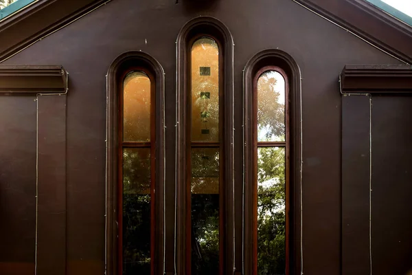 Närbild Gotiskt Hus Med Långa Fönster — Stockfoto
