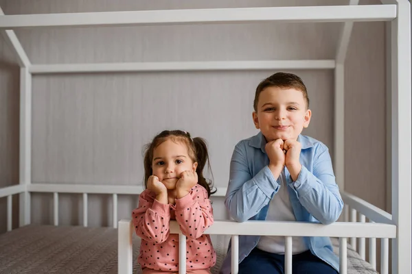 Dos Hermanos Hermanas Niños Están Sentados Una Cama Montessori Mirando — Foto de Stock