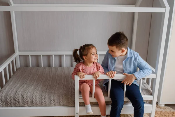 Dos Niños Hermano Hermana Están Sentados Una Cama Montessori Mirándose — Foto de Stock