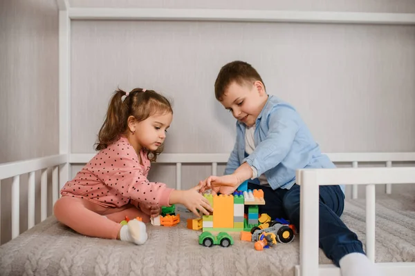 Dva Bratři Sestry Sedí Montessori Posteli Hrají Kostkou Kostky Postel — Stock fotografie