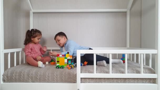 Dos Niños Hermano Hermana Están Sentados Una Cama Montessori Jugando — Vídeos de Stock