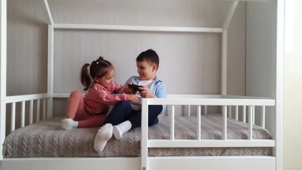 Mała Dziewczynka Siedzi Łóżku Montessori Bawi Się Klockami Zabawki Łóżko — Wideo stockowe