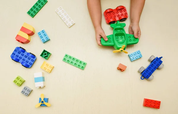 Close Kinderen Met Hand Spelen Met Speelgoed Vliegtuig Speelgoed Bakstenen — Stockfoto