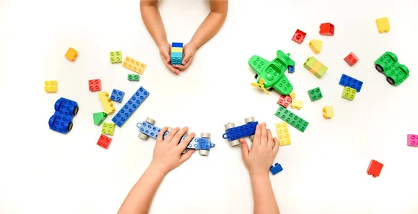 Close Jongen Jongen Handen Spelen Met Speelgoed Bakstenen Witte Achtergrond — Stockfoto