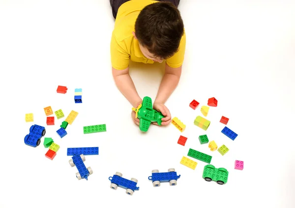 Закрийте Хлопчачі Руки Граючи Іграшковим Літаком Іграшковою Цеглою Білому Тлі — стокове фото